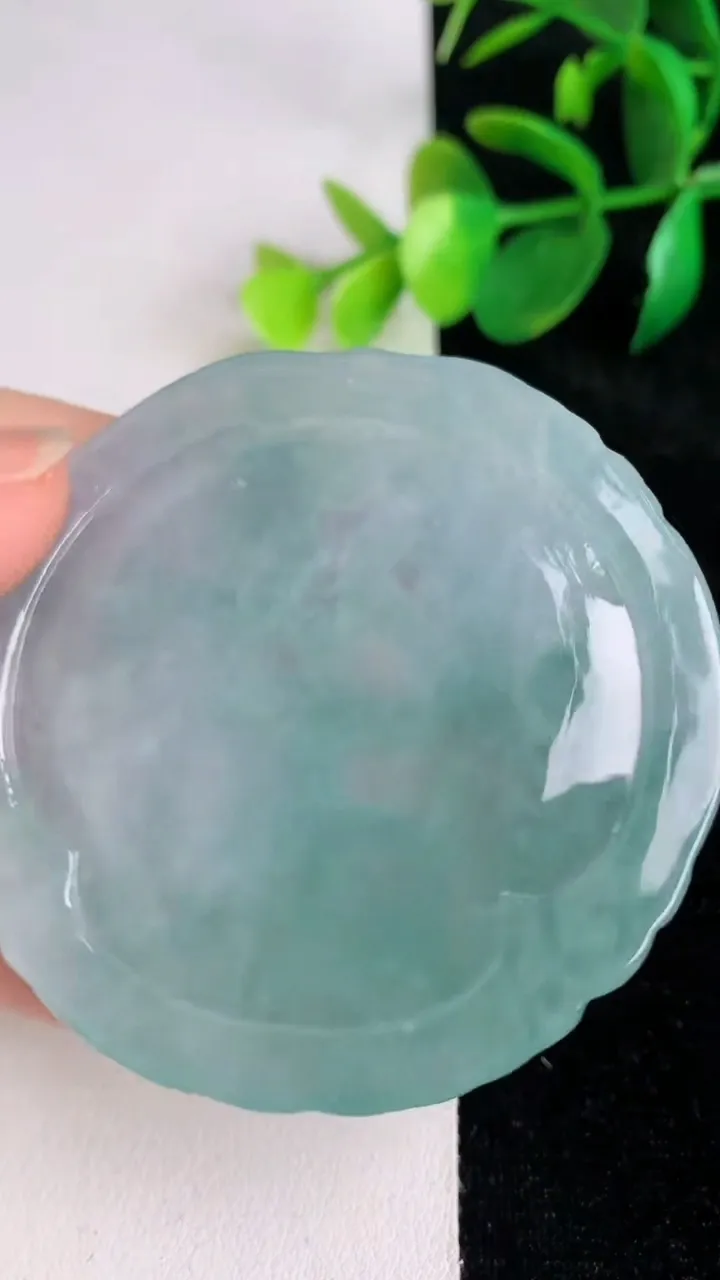 天然A货翡翠冰种飘花生肖鼠 鼠牌吊坠，尺寸53.5-54.4-4.8，重量:27.00g
6月17日