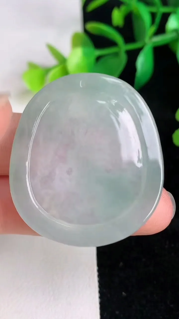 天然A货翡翠生肖鼠 鼠牌吊坠，尺寸41-35.5-5，重量:13.50g
6月17日