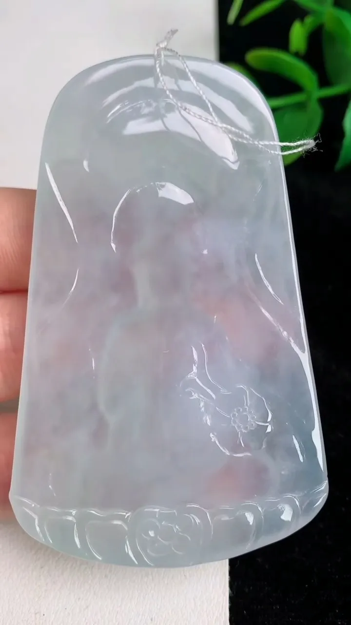 天然A货翡翠种白冰大势至菩萨吊坠，尺寸74.6-46.7-5.4，重量:43.10g
6月17日