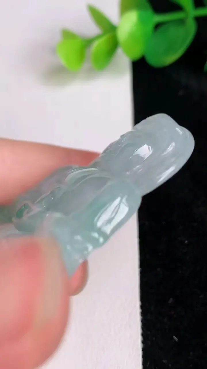 天然A货翡翠观音菩萨吊坠，尺寸52-41.3-6，重量:23.26g
6月17日