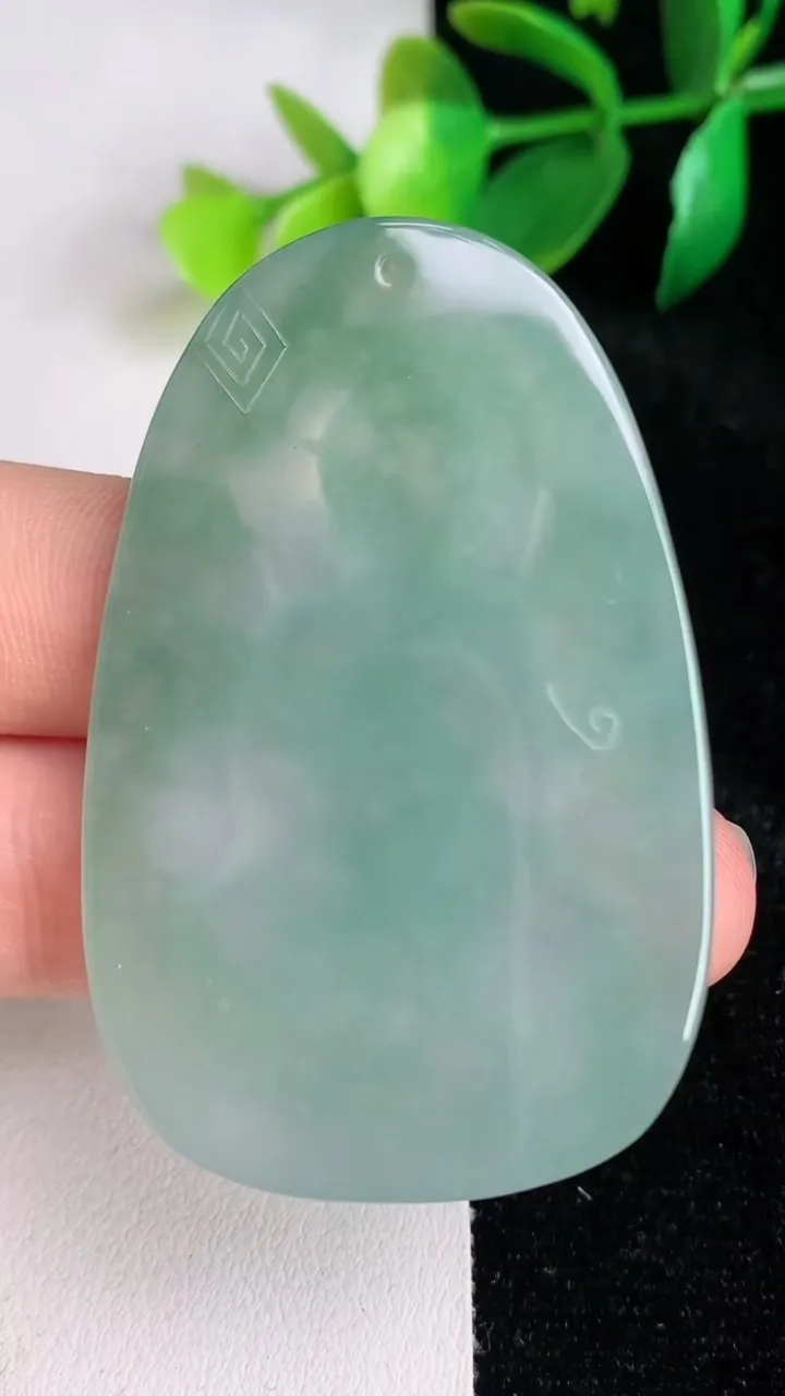 天然A货翡翠大日如来吊坠，尺寸54-34.7-4.4，重量:20.18g
6月17日