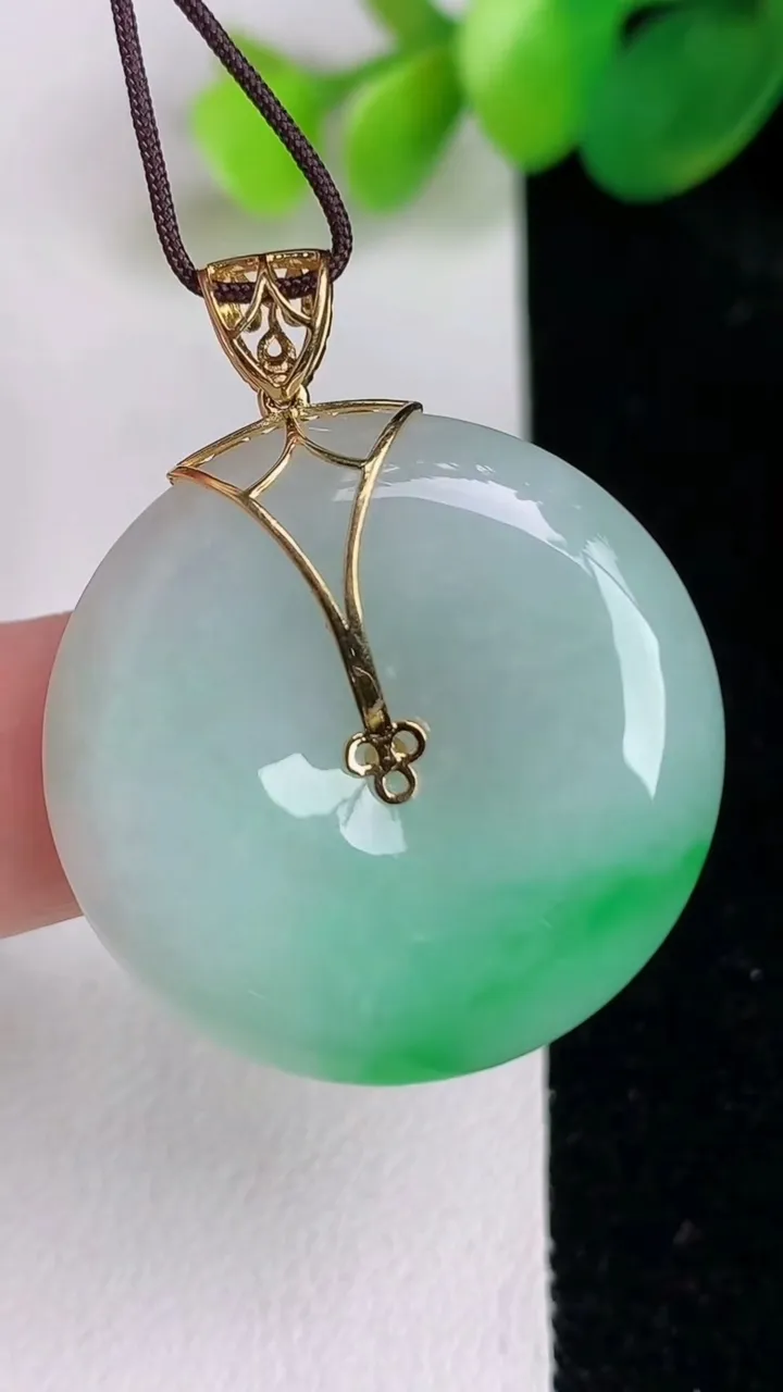 天然A货翡翠平安扣吊坠，尺寸28-5.8，重量:10.55g
6月17日