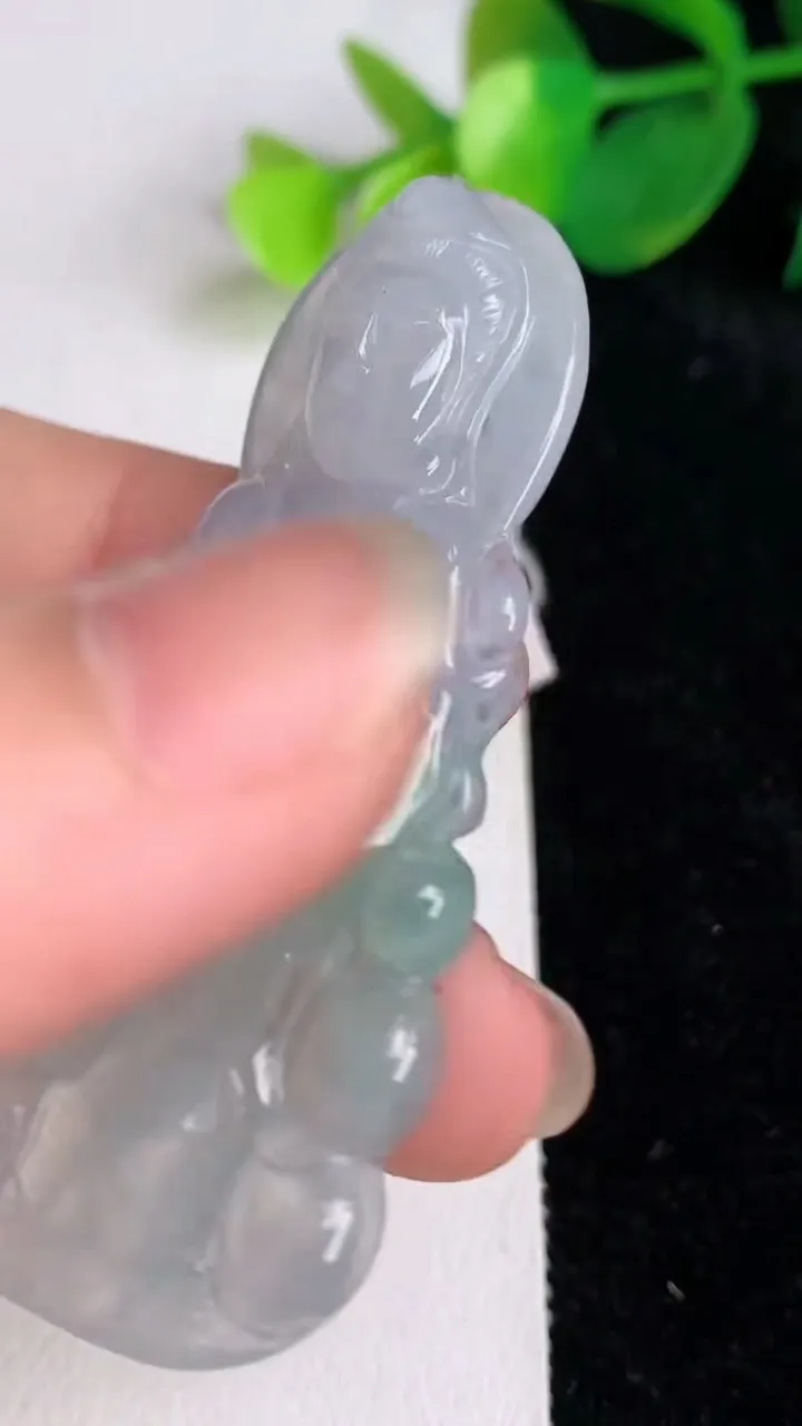 天然A货翡翠观音菩萨吊坠，尺寸57.6-27.3-5.5，重量:13.86g
6月17日