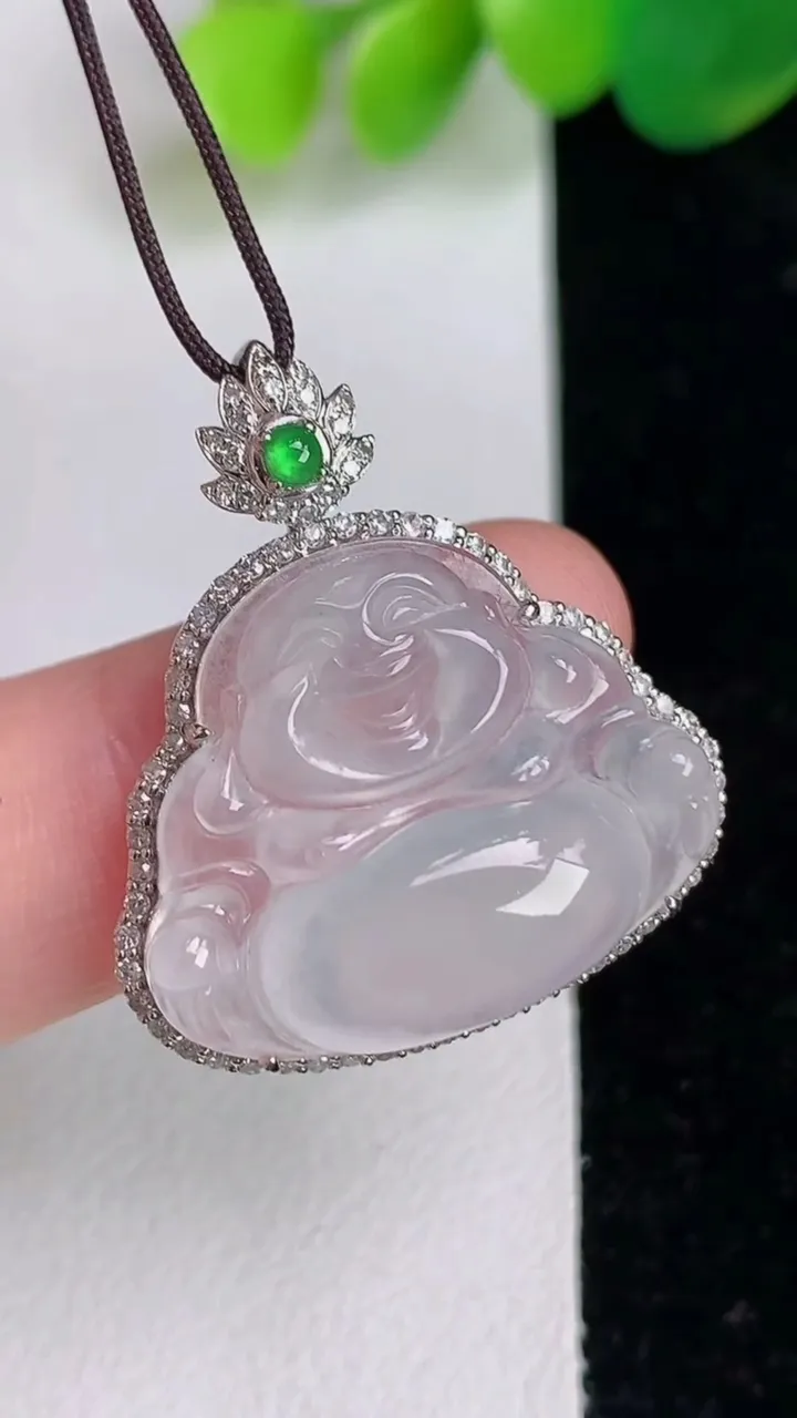 天然A货翡翠种白冰佛公吊坠，尺寸28.2-25.2-9裸石18.4-23，重量:5.60g
6月17