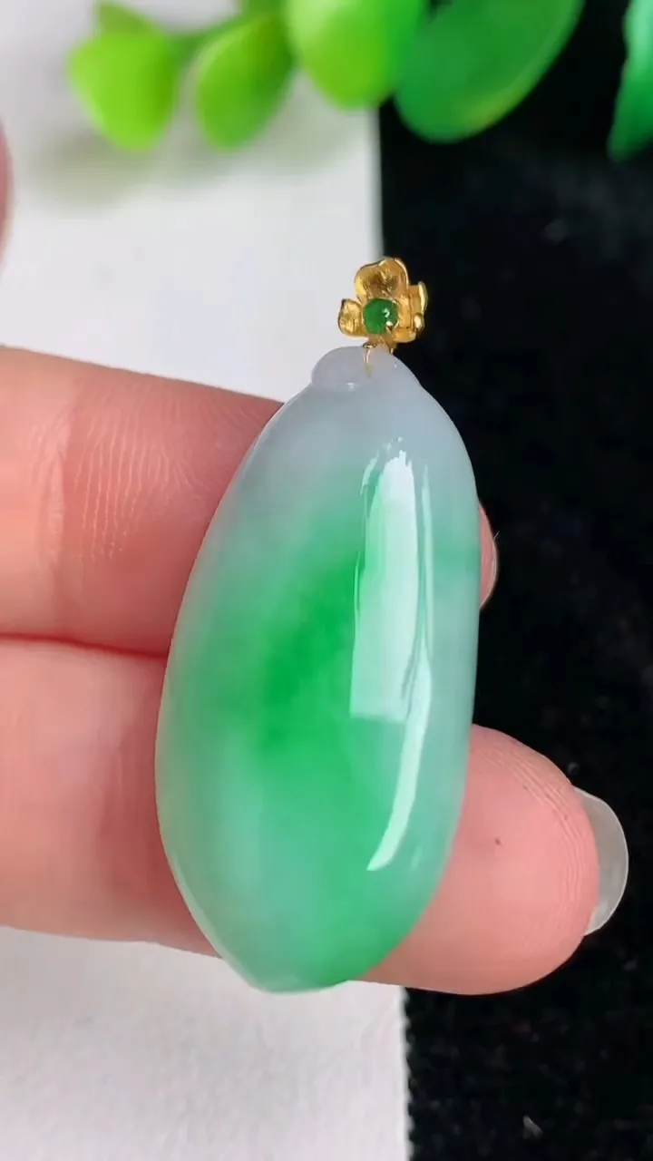 天然A货翡翠福瓜吊坠，尺寸31.3-15.3-7，重量:7.03g
6月17日