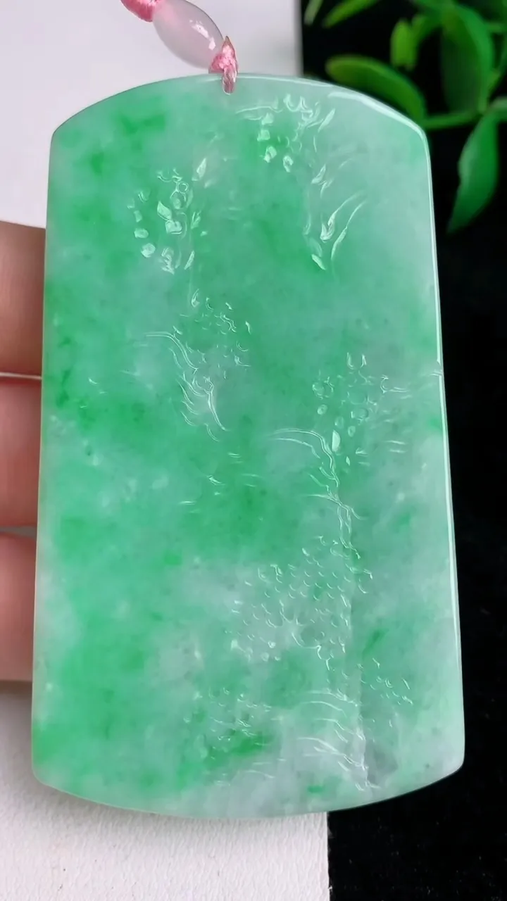 天然A货翡翠山水牌吊坠，尺寸75-44.5-5.2，重量:42.89g
6月17日