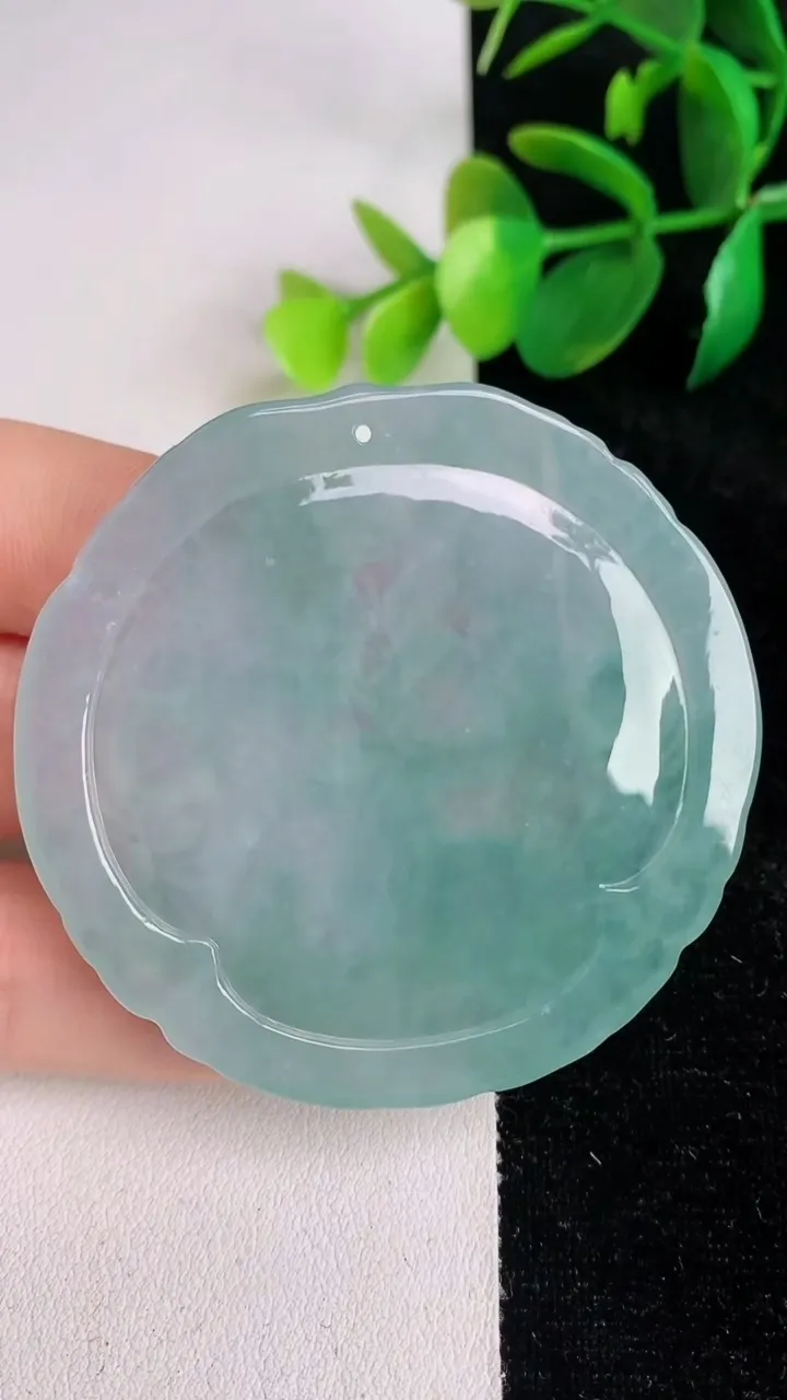 天然A货翡翠冰种飘花生肖鼠 鼠牌吊坠，尺寸53.5-54.4-4.8，重量:27.00g
6月17日