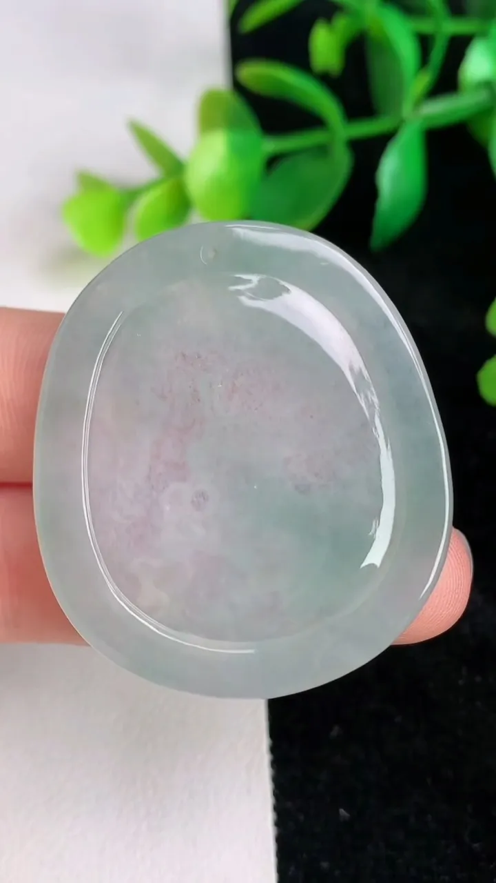 天然A货翡翠生肖鼠 鼠牌吊坠，尺寸41-35.5-5，重量:13.50g
6月17日