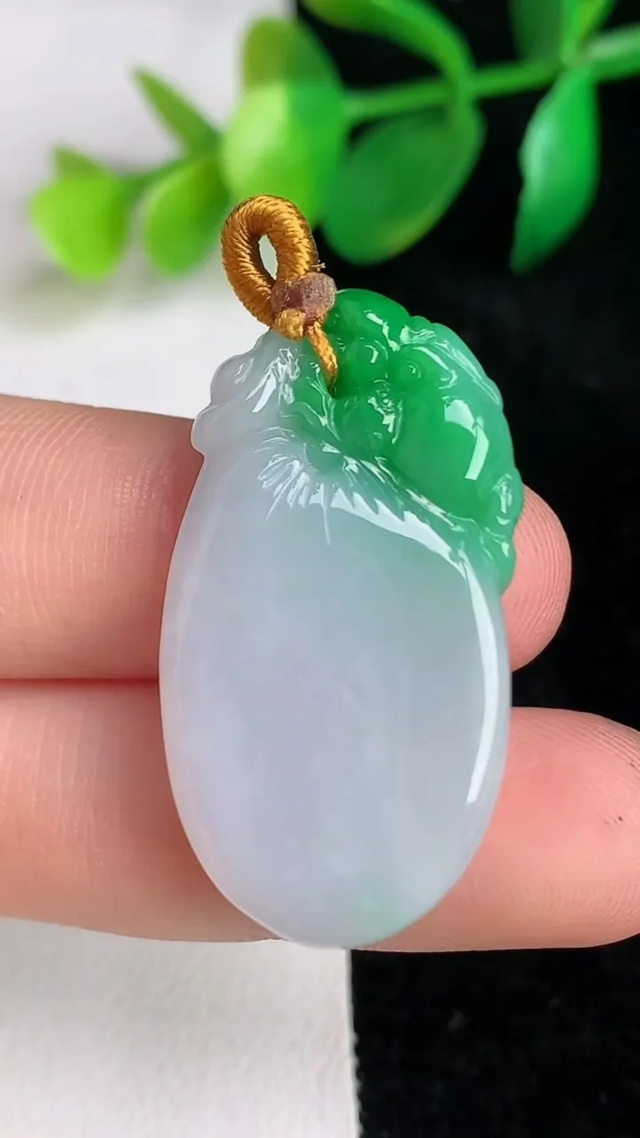 天然A货翡翠福瓜吊坠，尺寸34-18.2-5.5，重量:7.86g
6月17日