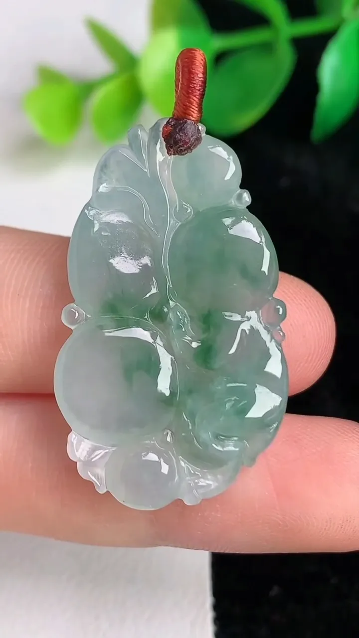 天然A货翡翠冰种飘花灵猴献瑞吊坠，尺寸35-21.4-4.5，重量:6.40g
6月17日