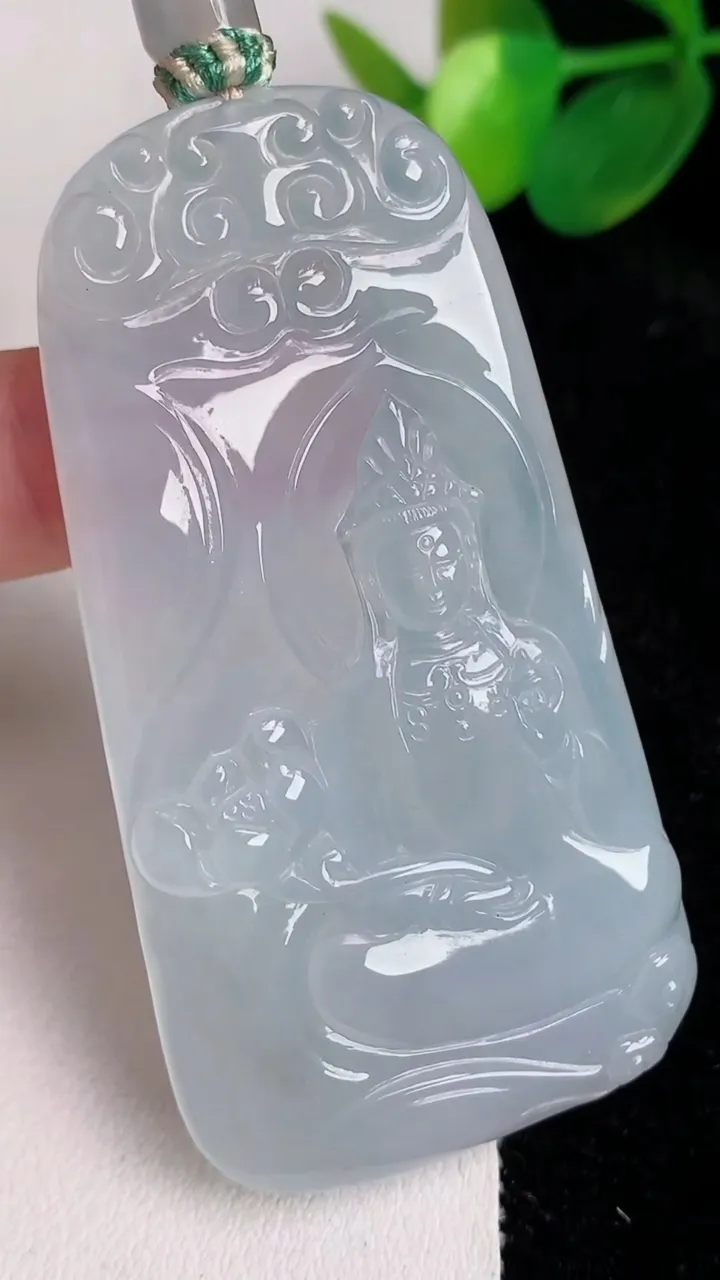 天然A货翡翠种白冰大势至菩萨吊坠，尺寸65.2-34-5，重量:31.71g
6月17日