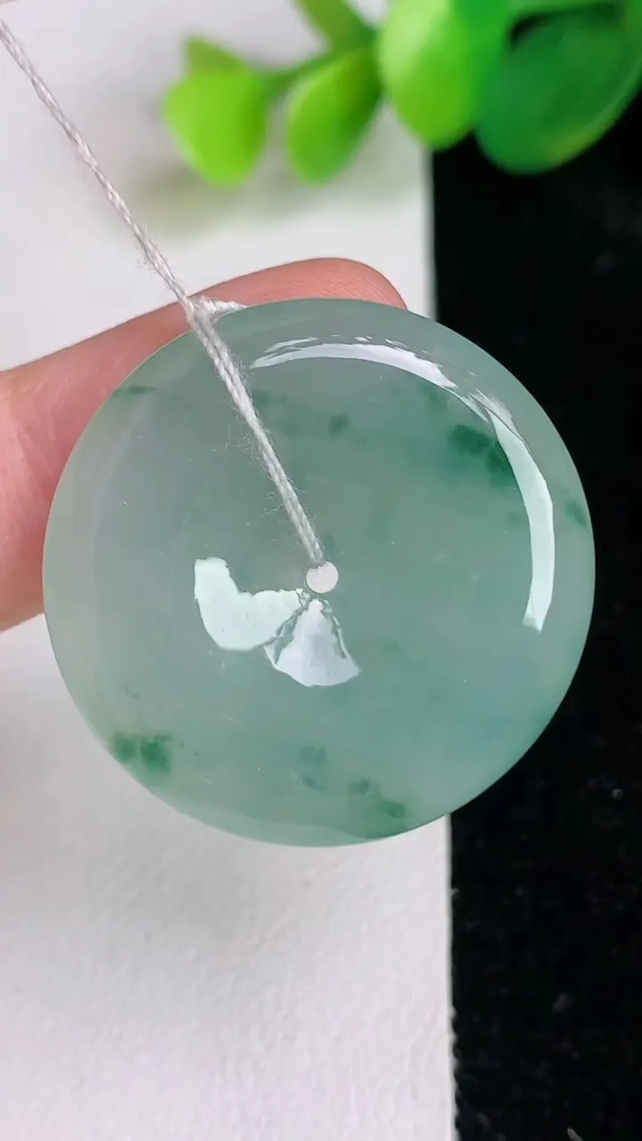 天然A货翡翠冰种飘花平安扣吊坠，尺寸29-5.5，重量:10.18g
6月17日
