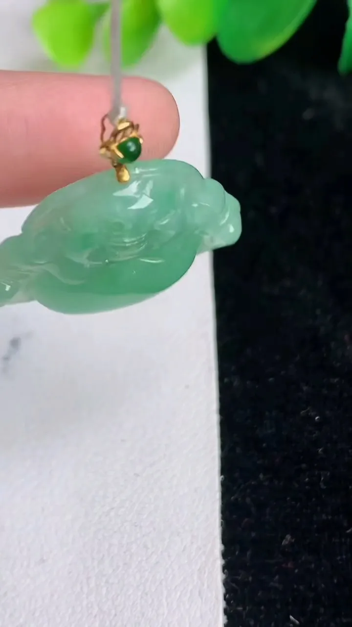 天然A货翡翠佛公吊坠，尺寸22.2-27.5-5.7，重量:5.40g
6月17日