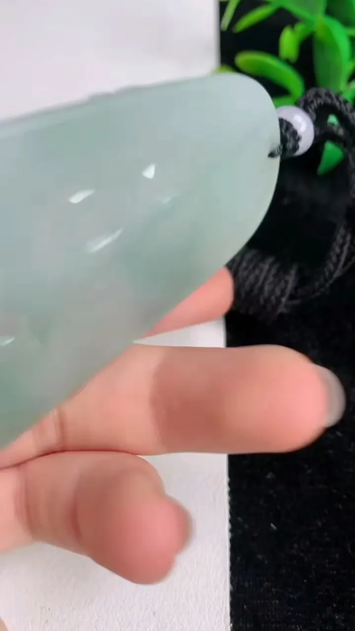 天然A货翡翠虚空藏菩萨吊坠，尺寸71.5-46.2-6.2，重量:49.00g
6月17日