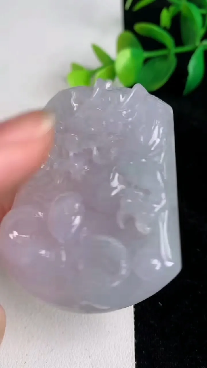 天然A货翡翠龙牌吊坠，尺寸56.2-44.8-7.3，重量:39.00g
6月17日