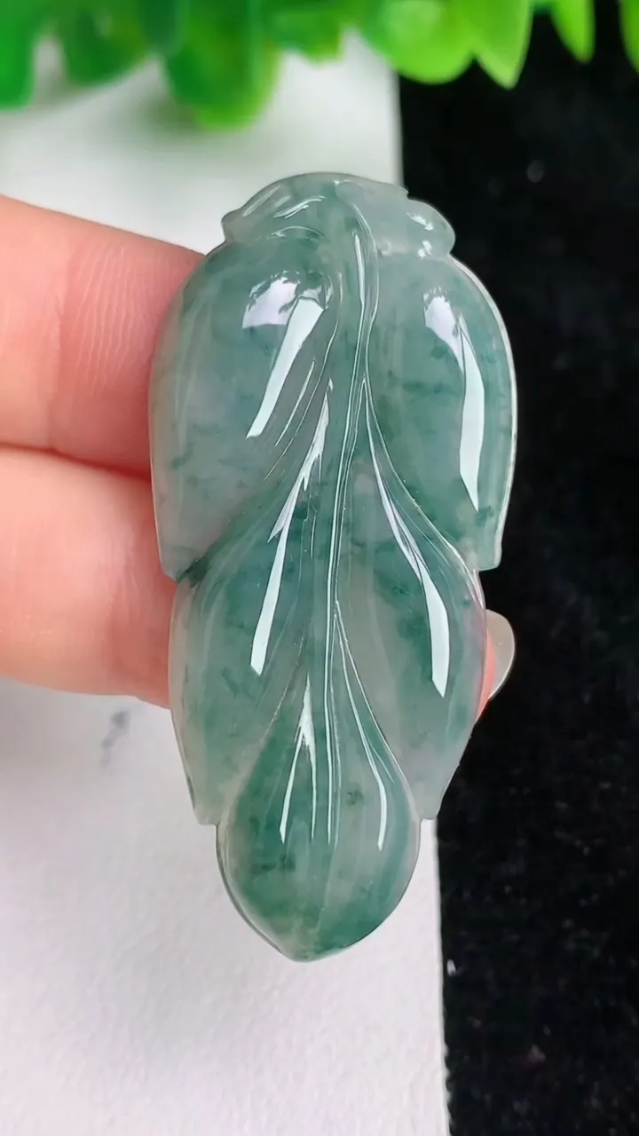 天然A货翡翠飘花金枝玉叶 叶子吊坠，尺寸48.3-23-5，重:8.74g
6月17日