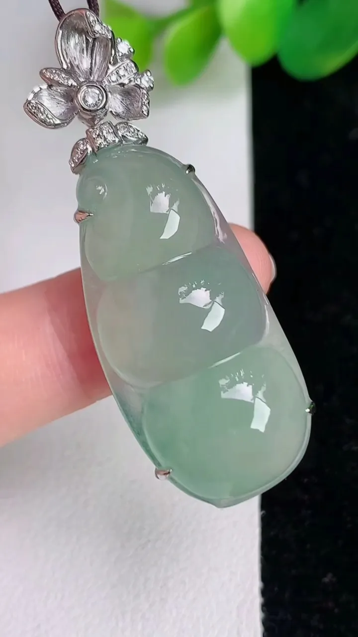 天然A货翡翠福豆吊坠，尺寸46.5-33.3-16.8-9.3，重量:9.16g
6月17日