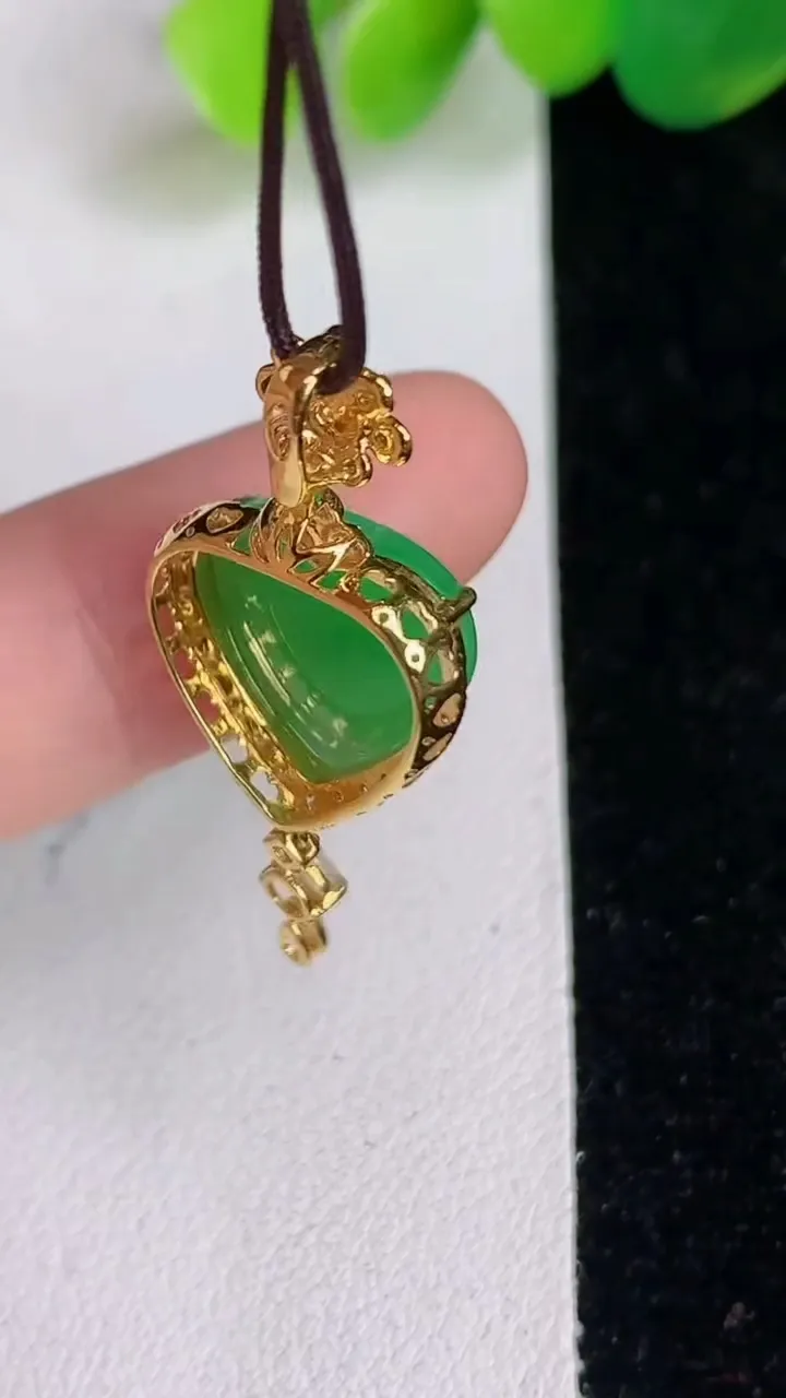 天然A货翡翠爱心吊坠，尺寸23-14.4-7.7裸石12-12.3，重量:2.57g
6月17日
