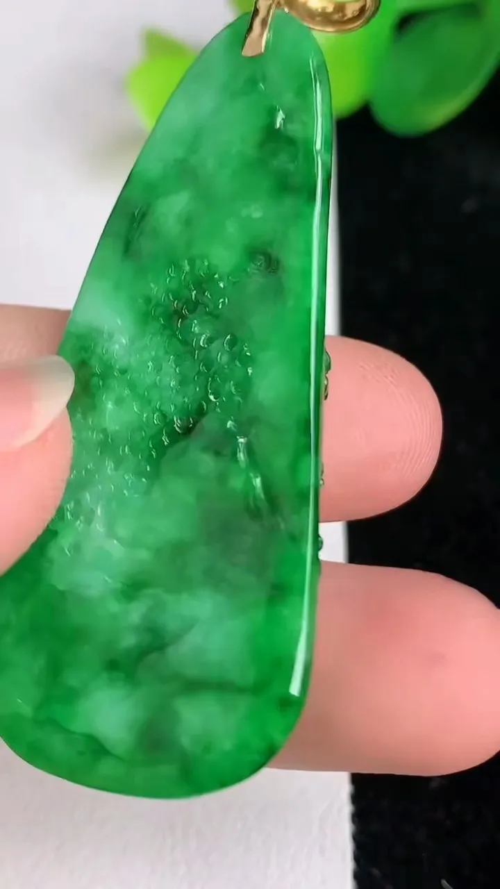 天然A货翡翠山水牌吊坠，尺寸51.7-23.5-6.5，重量:12.50g
6月17日