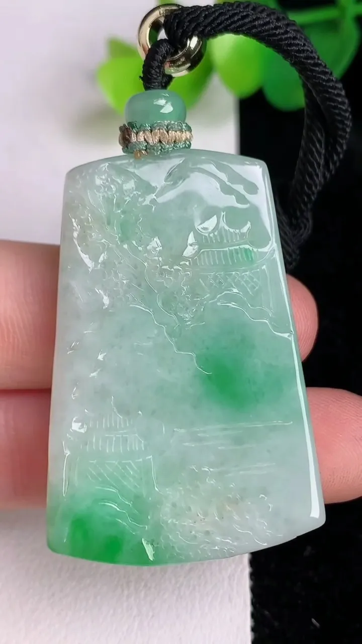 天然A货翡翠山水牌吊坠，尺寸42.8-29.2-7.4，重量:26.85g
6月17日