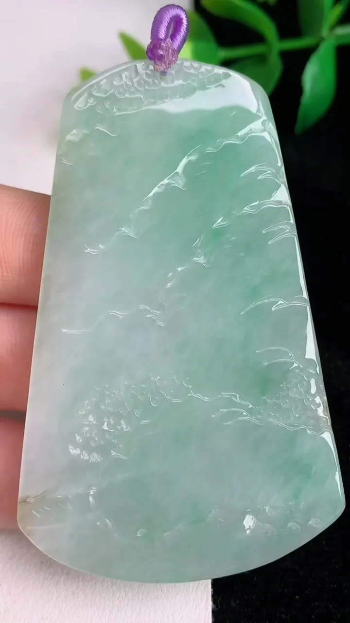 天然A货翡翠山水牌吊坠，尺寸68.8-44-5.2，重量:33.52g
6月17日