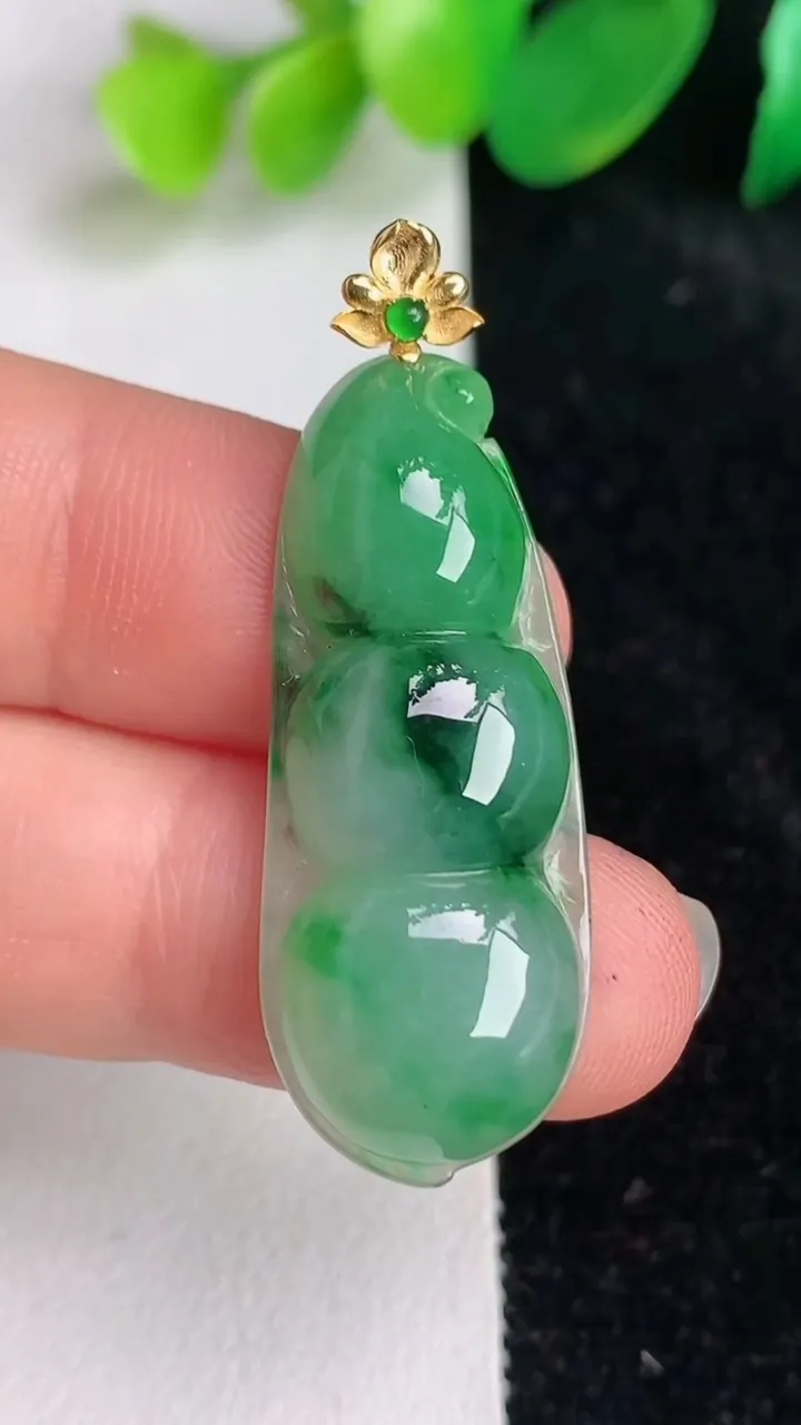 天然A货翡翠福豆吊坠，尺寸34.3-14-6，重量:5.30g
6月17日