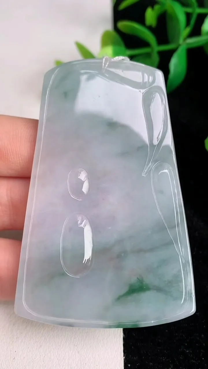 天然A货翡翠飘花大日如来吊坠，尺寸69.2-45-5，重量:35.58g
6月17日