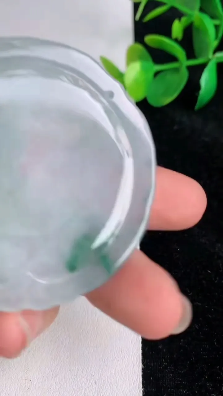 天然A货翡翠冰种飘花生肖鸡吊坠，尺寸53-53.7-4.3，重量:27.00g
6月17日
