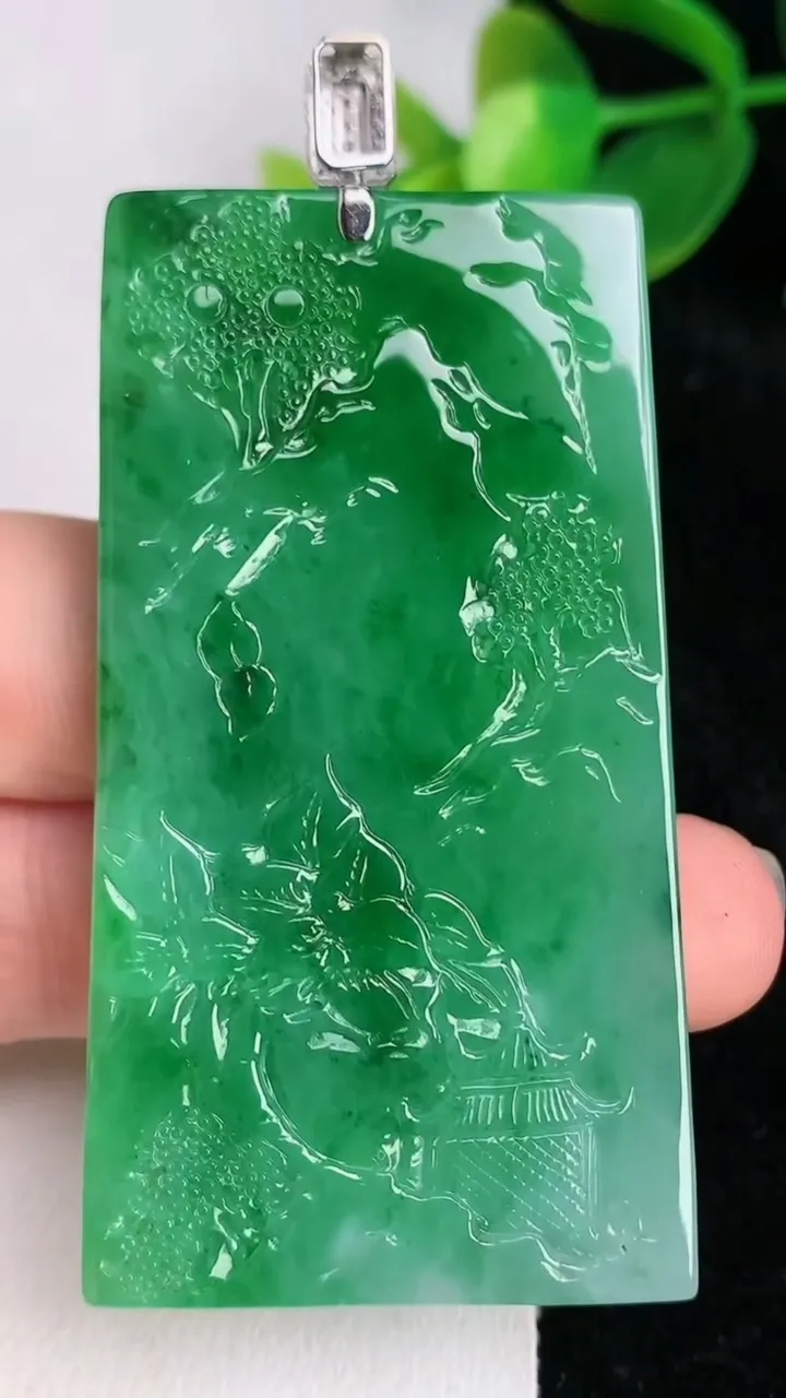 天然A货翡翠山水牌吊坠，尺寸59.5-32.8-6.2，重量:33.27g
6月17日