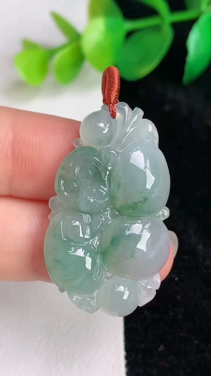 天然A货翡翠冰种飘花灵猴献瑞吊坠，尺寸35-21.4-4.5，重量:6.40g
6月17日