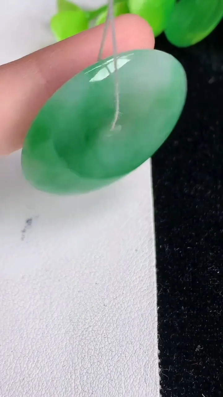天然A货翡翠平安扣吊坠，尺寸33-5.6，重量:13.50g
6月17日