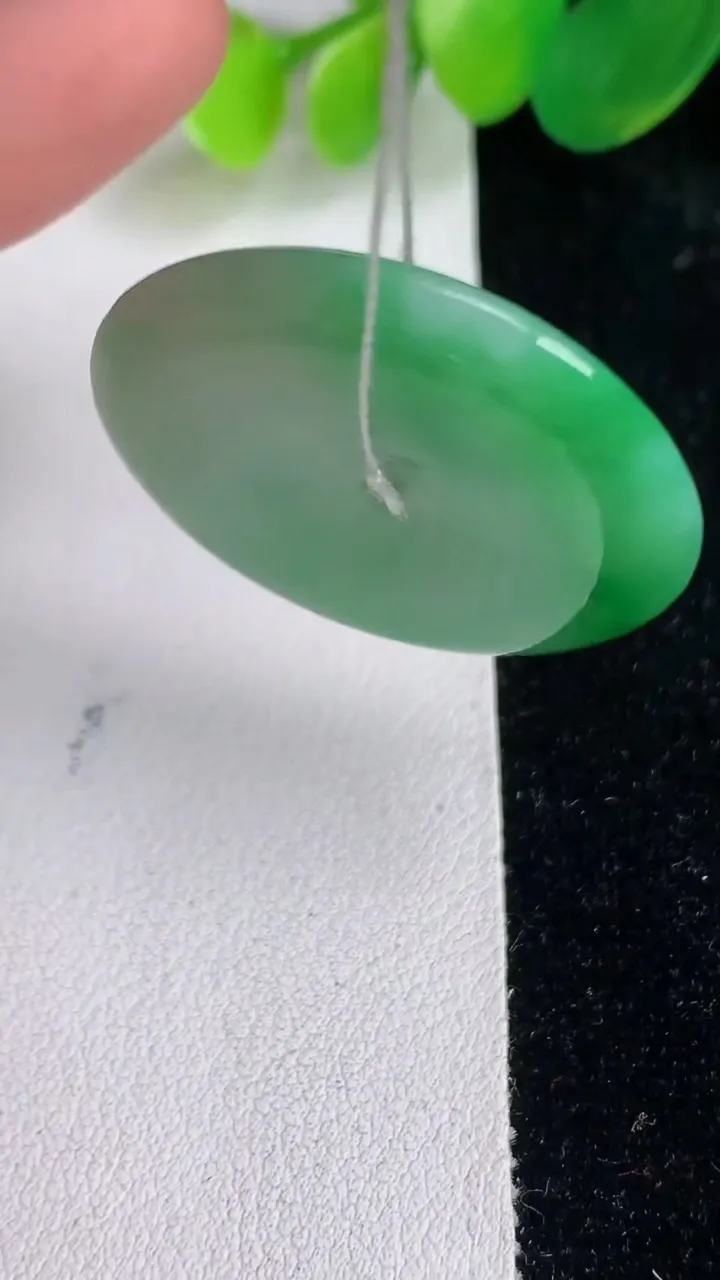 天然A货翡翠平安扣吊坠，尺寸33-5.6，重量:13.50g
6月17日