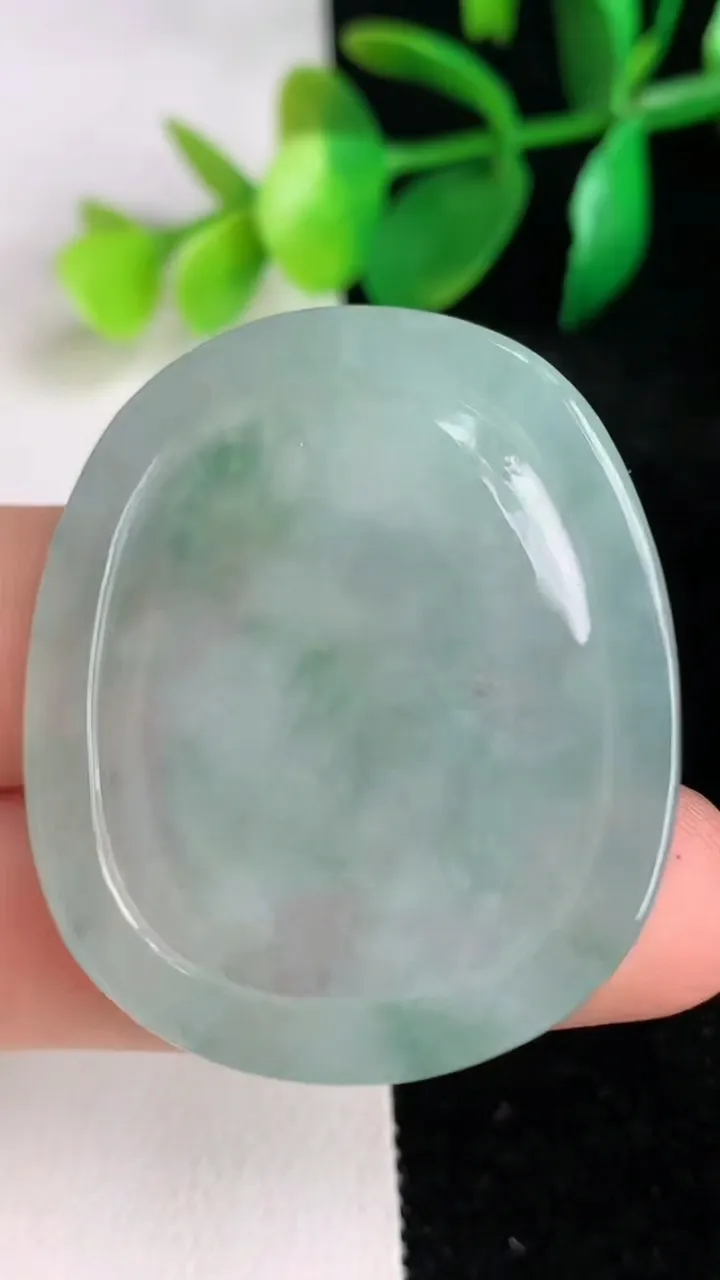 天然A货翡翠生肖蛇 蛇牌吊坠，尺寸40.7-34.2-4.5，重量:12.80g
6月17日
