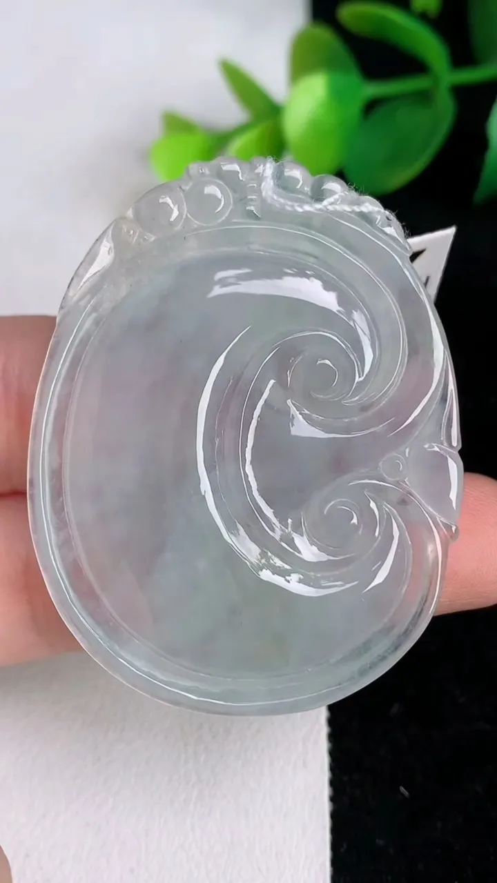 天然A货翡翠如意吊坠，尺寸48.5-38-5.5，重量:18.87g
6月17日