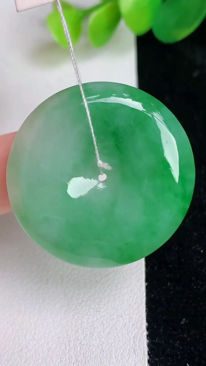 天然A货翡翠平安扣吊坠，尺寸33-5.6，重量:13.50g
6月17日