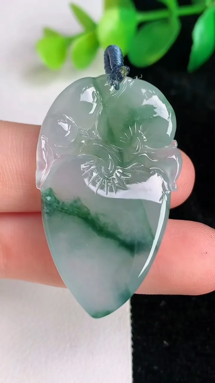 天然A货翡翠冰种飘花福瓜吊坠，尺寸40.5-24.8-6.8，重量:12.20g
6月17日