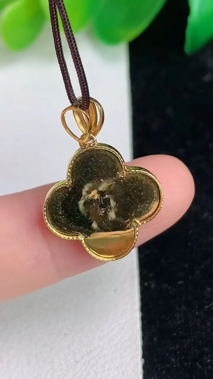 天然A货翡翠四叶草吊坠，尺寸15.5-1.6，重:1.56g
6月17日