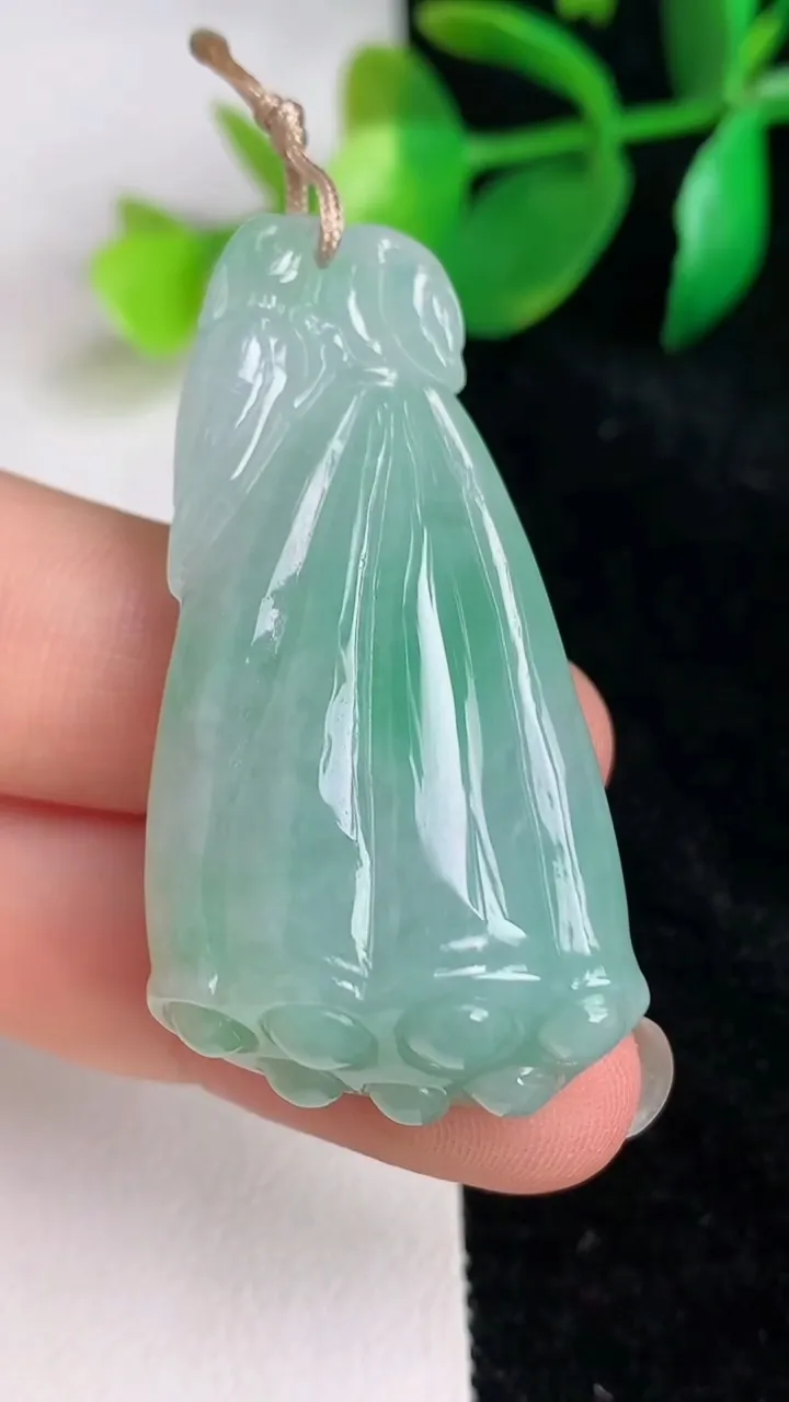 天然A货翡翠莲蓬吊坠，尺寸43.3-22.8-11.3，重量:16.00g
6月17日