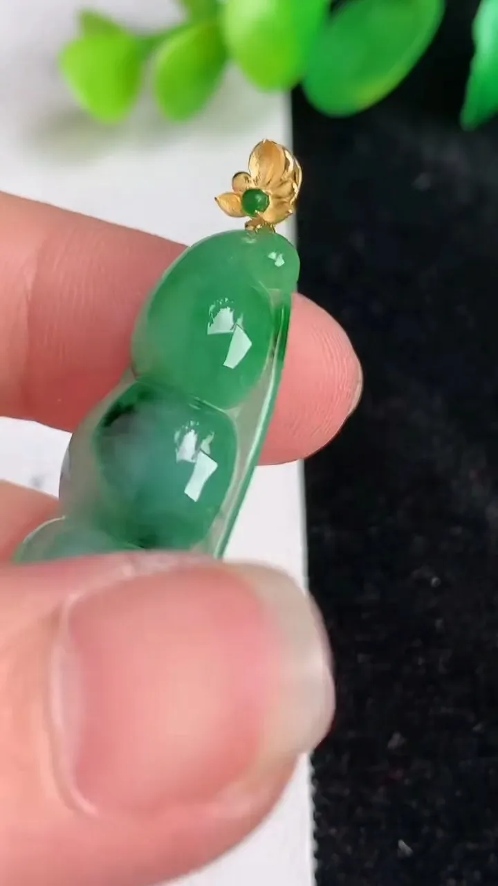 天然A货翡翠福豆吊坠，尺寸34.3-14-6，重量:5.30g
6月17日