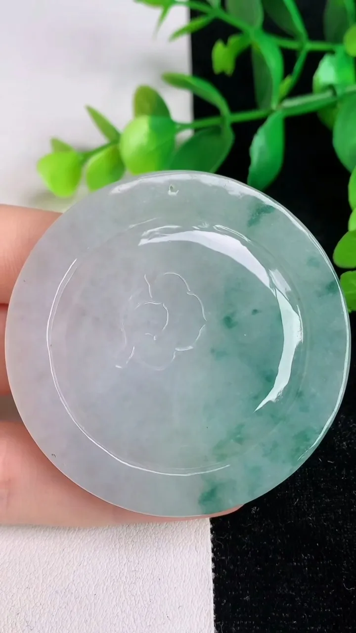 天然A货翡翠飘花山水观音菩萨吊坠，尺寸53.9-6.8，重:35.35g
6月17日