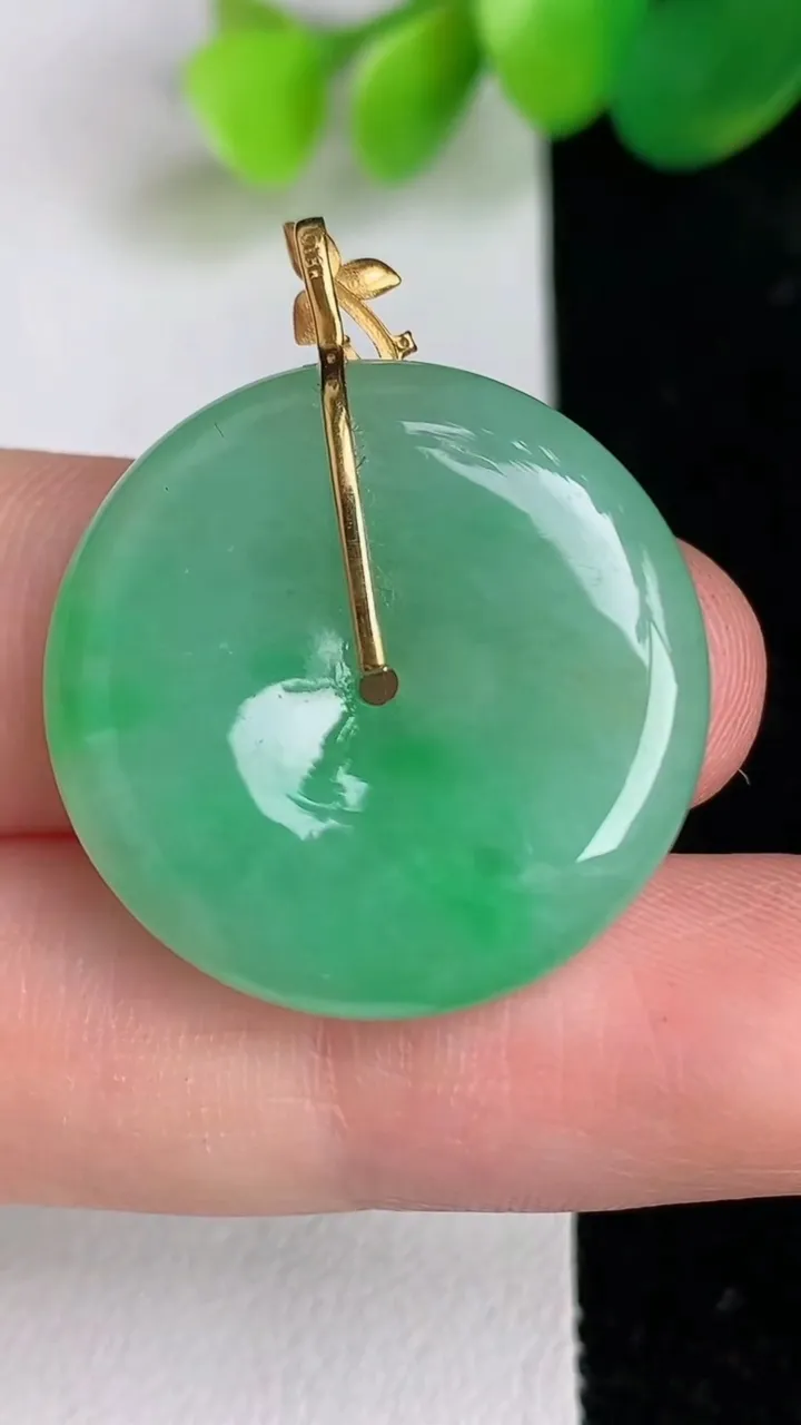 天然A货翡翠平安扣吊坠，尺寸25-5.7，重量:8.00g
6月17日