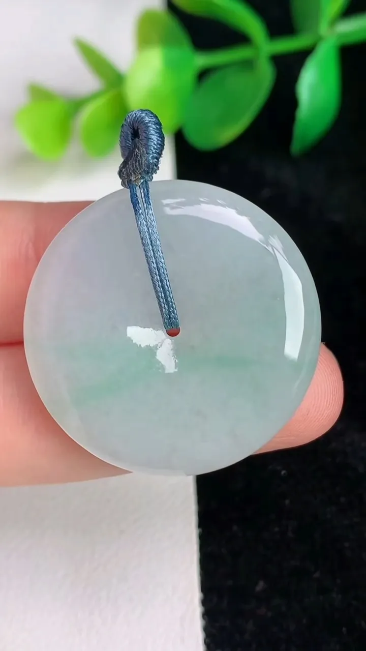 天然A货翡翠平安扣吊坠，尺寸29.7-4.8，重量:9.35g
6月17日