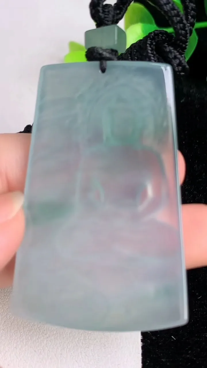 天然A货翡翠大日如来吊坠，尺寸53.5-35-4.4，重量:25.80g
6月17日