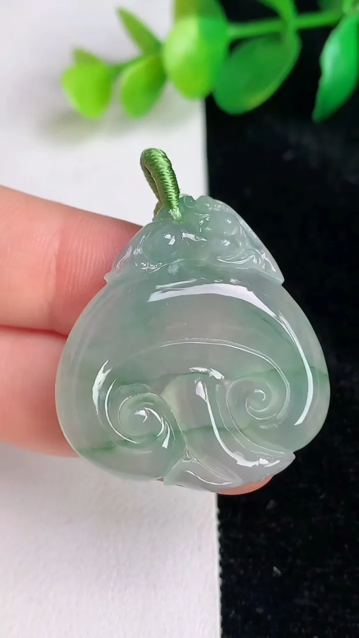 天然A货翡翠冰种飘花如意头吊坠，尺寸32.4-30.3-5，重量:9.03g
6月17日