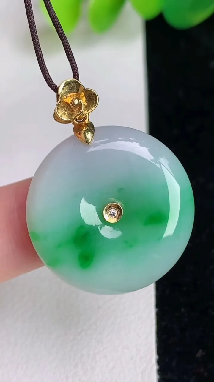 天然A货翡翠平安扣吊坠，尺寸23.6-5，重量:7.07g
6月17日