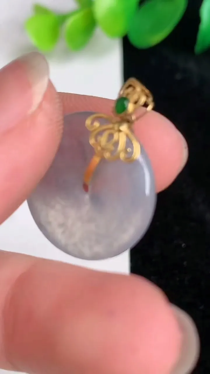 天然A货翡翠种飘花平安扣吊坠，尺寸19.7-3.6，重量:3.54g
6月17日