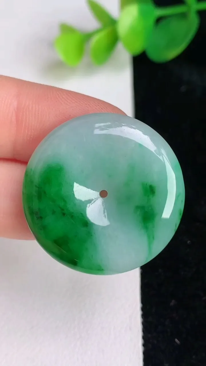 天然A货翡翠平安扣吊坠，尺寸28.8-5.2，重量:9.65g
6月17日