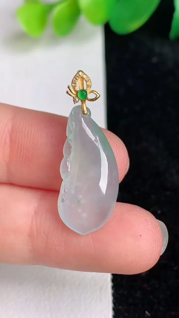 天然A货翡翠福瓜吊坠，尺寸22.2-11-4.8，重量:2.31g
6月17日