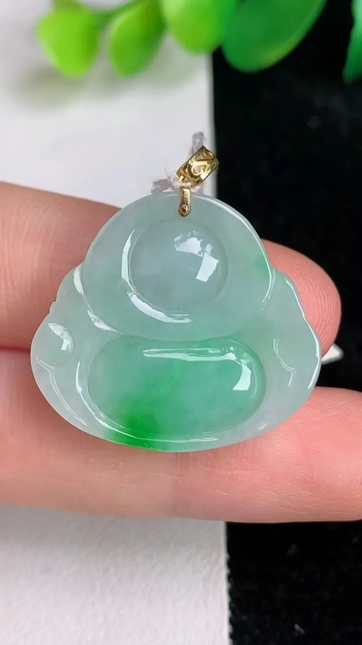 天然A货翡翠佛公吊坠，尺寸23.4-26.4-5.3，重量:5.17g
6月17日