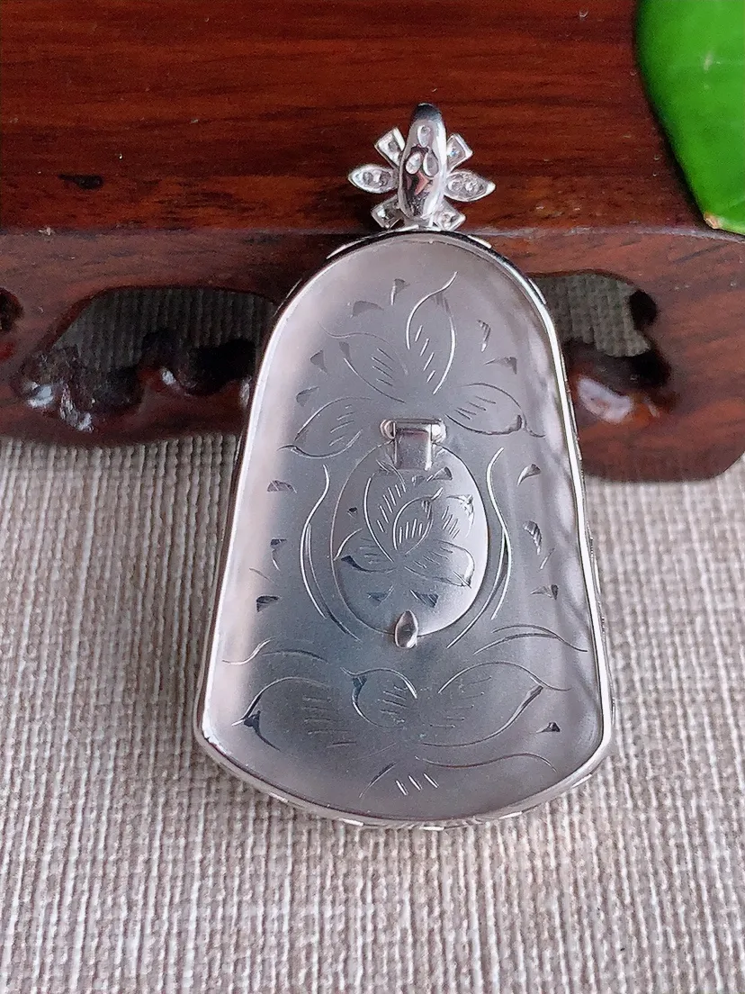 天然A货翡翠18K金伴满绿大日如来吊坠尺寸46.7×38×26.2×8m量10.82g 0615